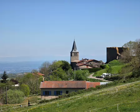 044 Dernier regard sur le village médiéval de Rochefort et les ruines d'une forteresse.