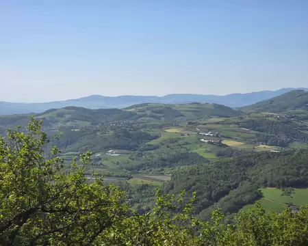 055 Vue sur les Monts du Lyonnais et au fond le massif du Pilat.