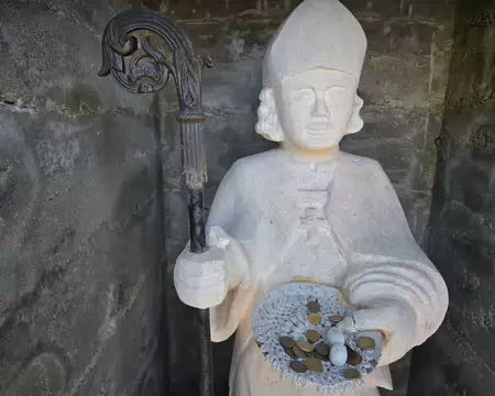 063 La toute petite chapelle Saint-Clair, située à 831m d'altitude. Des écrits attestent de son existence en 1314. Photo prise à travers la grille.