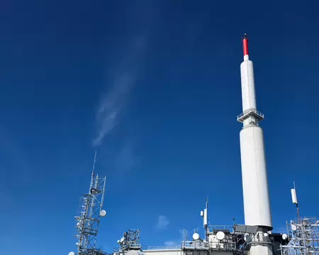 072 L'émetteur du Mont Pilat est un émetteur de radiodiffusion installé en 1955 à 1361m d'altitude et équipé d'un pylône de 80m.