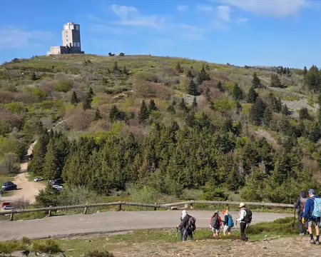075 Après la montée au Crêt de l'Œillon en aller-retour, passage au parking, encore peu rempli à 10h00.
