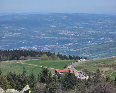 084 Depuis le Crêt de la Perdrix, vue sur la Jasserie du Pilat et la vallée du Gier.