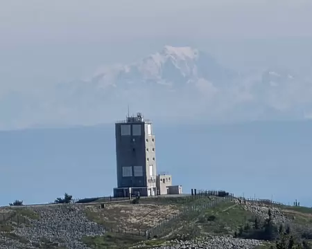 086 Zoom sur la tour du Crêt Botte et le massif du Mont-Blanc (180 km à vol d'oiseau).