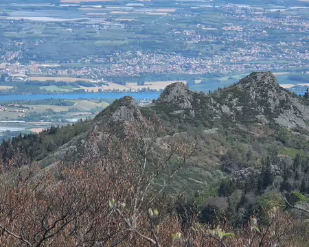 091 Depuis le Crêt Botte, vue sur le Pic des Trois Dents. C'est un sommet emblématique du massif du Pilat culminant à 1213m et offrant une magnifique vue sur le...