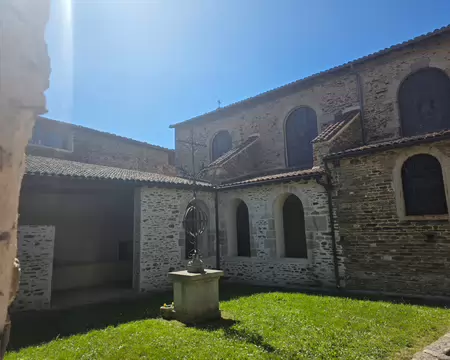 097 Cloître et église gothique.