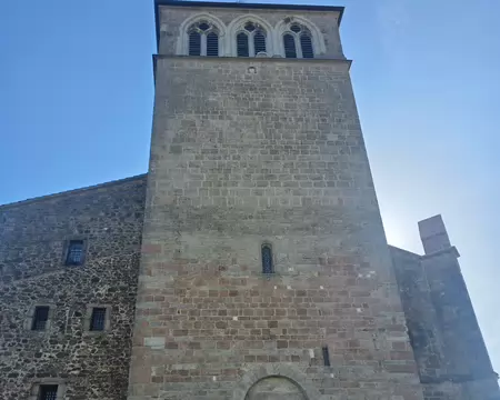 100 Dédiée à Saint-Symphorien, jeune martyr romain décapité à Autun, cette église collégiale de style gothique a été construite au début du XVe siècle, grâce aux...