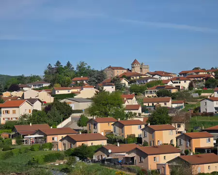 101 Vue sur une partie de Saint-Symphorien-sur-Coise et le château de Pluvy qui surplombe la cité médiévale.