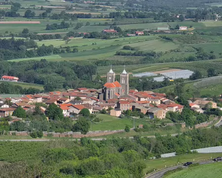108 Depuis le village de Riverie, vue sur Saint-Didier-sous-Riverie et son église aux deux clochers carrés de part et d'autre de la nef.