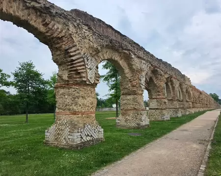 118 Aqueduc romain du Gier sur le site du Plat de l'Air à Chaponost. On y trouve la plus longue enfilade d'arches d'aqueduc actuellement visible en France.