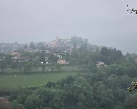 129 Le village d'Oingt dans la brume matinale.