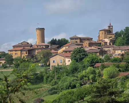 134 Oingt classé « Plus Beaux Villages de France » sous le soleil.