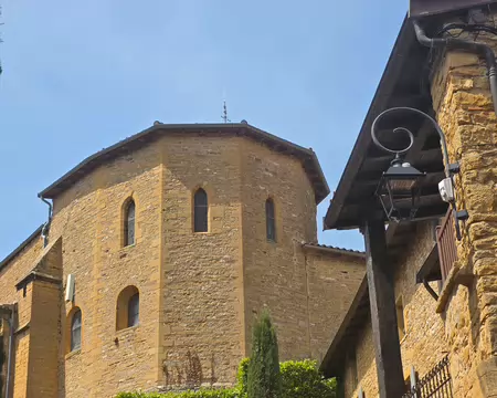 136 L'église Saint-Mathieu. Le logis seigneurial du XIe siècle est devenu église au XIIIe siècle