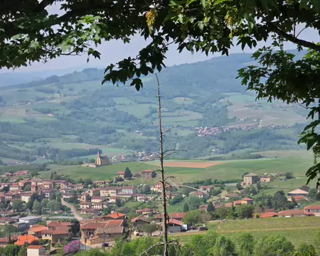 138 Vue depuis l'église d'Oingt sur le sud du Beaujolais.