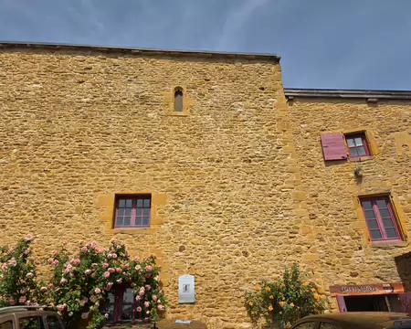141 Logis seigneurial XIIIe siècle. Ce haut de mur avec sa fenêtre tribolée est le vestige du logement des Barons d'Oingt.
