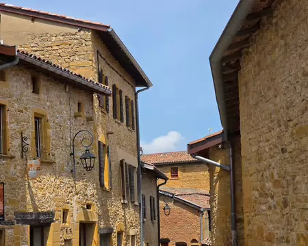 142 A l'ère jurassique, le Beaujolais était recouvert d'une mer intérieure. Si l'oxyde de fer donne à la pierre locale sa teinte jaune, c'est la sédimentation de...