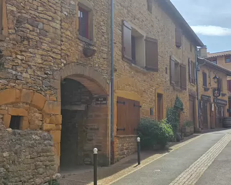 146 Rue Tyr-laine. Cette rue doit son nom au fait qu'un matelassier tapissier y avait son atelier et cardait la laine à l'ancienne.