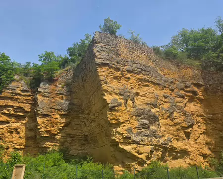 149 Seule carrière de pierre jaune située à l'ouest de l'Azergue, la carrière de Glay a été exploitée dès le XVe siècle et n'a cessé définitivement qu'en 1947.