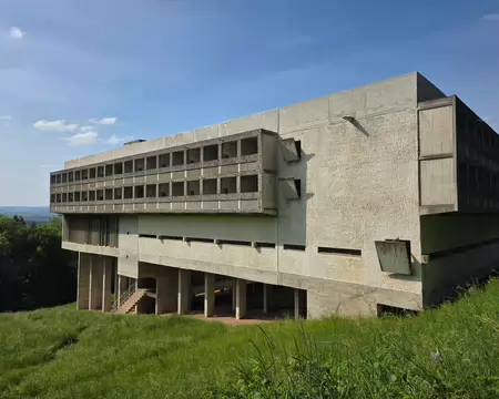 155 Couvent Sainte-Marie de la Tourette, conçu par le Corbusier. Commencé en 1956 et achevé en 1960. Il a été inscrit au patrimoine mondial de l'Unesco en 2016...