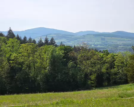 157 Depuis le couvent, vue sur les monts du Beaujolais.