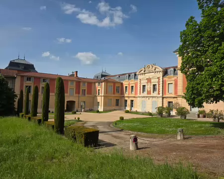 158 Le château de la Tourette a été construit en plusieurs temps : XVIe siècle, fin XVIe à début XVIIe siècle et XVIIIe siècle. En 2009, Habitat foncier est...