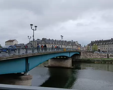 004 Traversée de l’Oise à Pontoise. Le pont métallique a été construit après la guerre (1947)