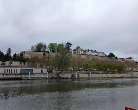008 La ville de Pontoise, capitale historique du Vexin français, est situé sur un éperon rocheux