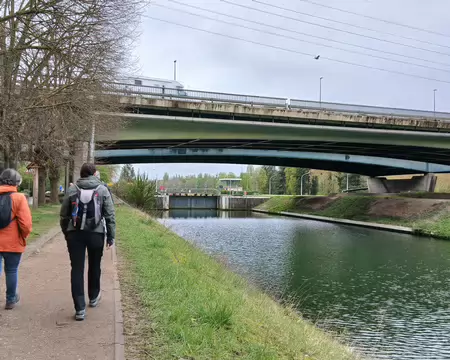 011 Le pont autoroutier de l’A 15 et l’écluse