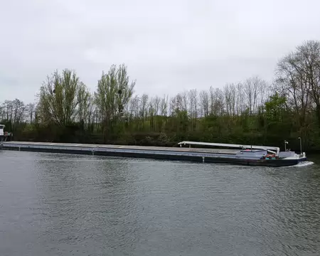 014 Un bateau pousseur et sa barge