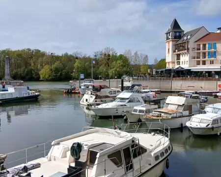 028 Port-Cergy est un petit port de plaisance près de l’Oise, à deux pas du village historique de Cergy