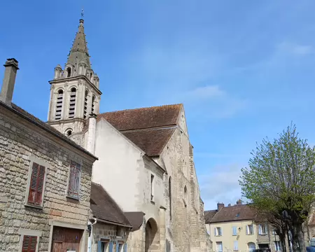 030 Le clocher roman de l’église Saint-Christophe de Cergy vu de la rue de Neuville