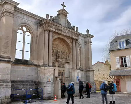 031 Le portail Renaissance (1560), œuvre de l’architecte Nicolas Lemercier, vu du parvis de l’église