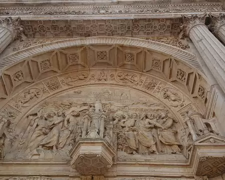 032 Le tympan du portail Renaissance représente l’arrivée de Jésus au Jardin des Oliviers