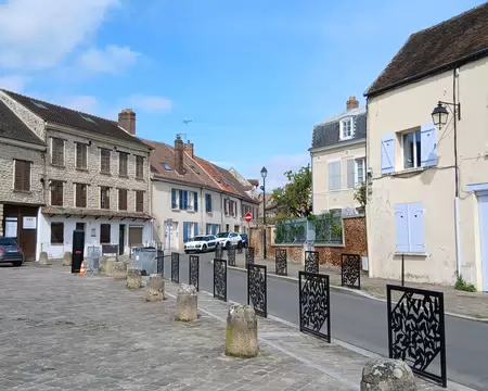 036 Le quartier historique de Cergy vu de la place de l’église