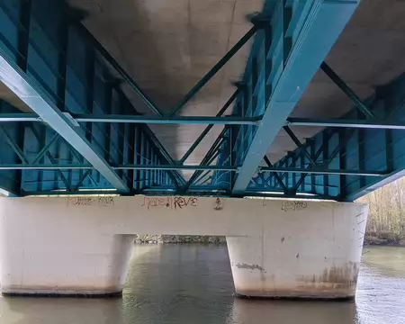 038 Passage sous le pont routier de la D 203 (boulevard de l’Hautil) par le chemin du Bord de l’Eau sur la rive droite de l’Oise