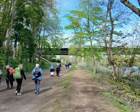 047 Le chemin de la Pelouse au bord de l’Oise. Au loin, le pont autoroutier (A 15)