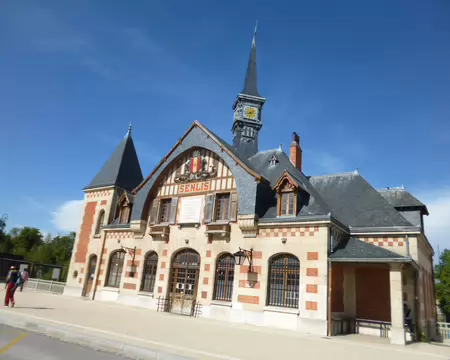 P1220964 Gare de style néo-renaissance anglo-normand, 1922. Merci à Martine pour cette visite culturelle de Senlis