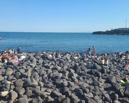 20260425_170956 Une plage de Catane - ça paraît peu confortabe !