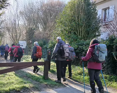 003 Le GR1, à Chars, traverse le bois du Moulin de Noisement du nord au sud