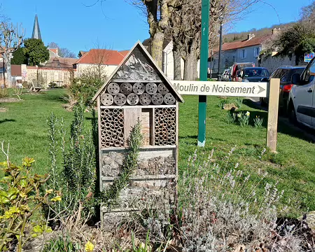 023 Un hôtel à insectes sur la place des Tilleuls à Brignancourt