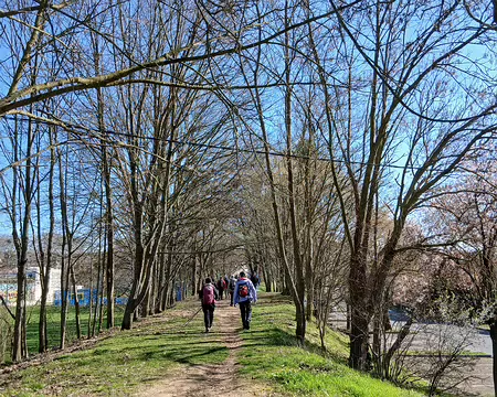 030 Le chemin longe le stade de Marines