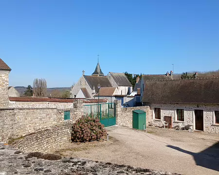 042 Arrivée à Neuilly-en-Vexin situé à l’extrémité nord de la butte du bois du Caillouet
