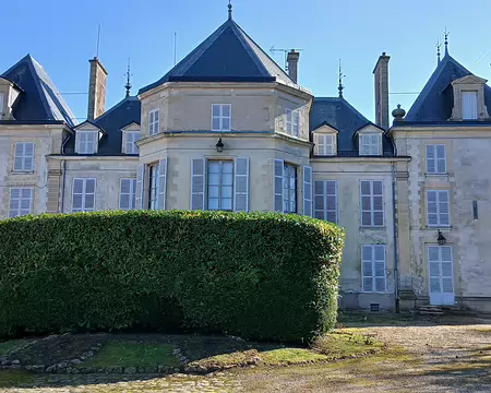 044 Le château de Neuilly-en-Vexin (XVIIème siècle) au cœur du village