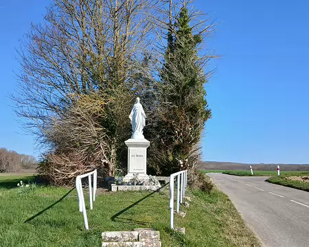 045 Statue de la Vierge érigée le 27 octobre 1878 au bord de la route départementale 188 (GR 11)