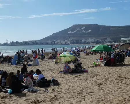 P1120109 L'immense plage d'Agadir, sortie du dimanche en famille, au pied de la casbah