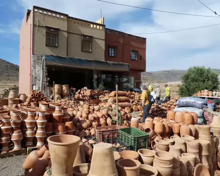 P1120672 Arrêt dans la boutique de poterie traditionnelle de Tighmi