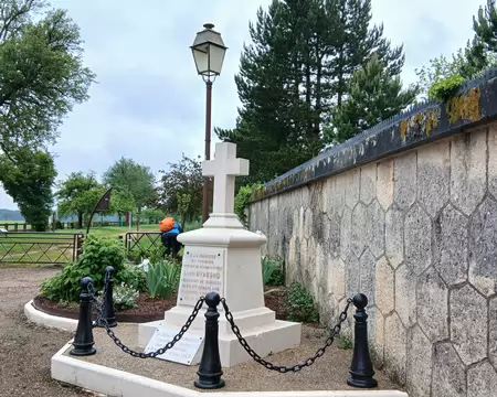 004 L’Aire des Aviateurs, à Coignières, regroupe deux monuments commémoratifs. Ce monument a été érigé en mémoire de l’aviateur Louis Byasson mort accidentellement...