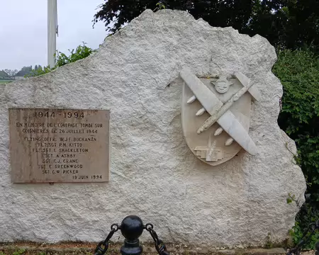 005 Monument en mémoire de l’équipage du Lancaster (RAF) qui s’est écrasé dans la forêt des Hautes Bruyères en juillet 1944