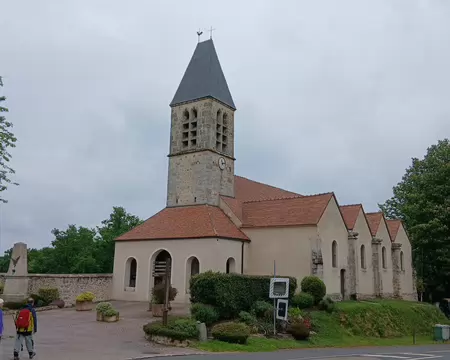 014 L’église Saint-Rémy (XIIIème siècle), au cœur du village de Saint-Rémy-L’Honoré, a été édifiée pour les religieuses du prieuré des Hautes Bruyères