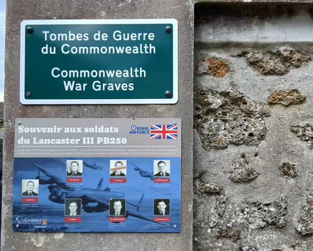046 Le cimetière de Coignières, qui jouxte l’église, abrite les tombes des aviateurs du Lancaster