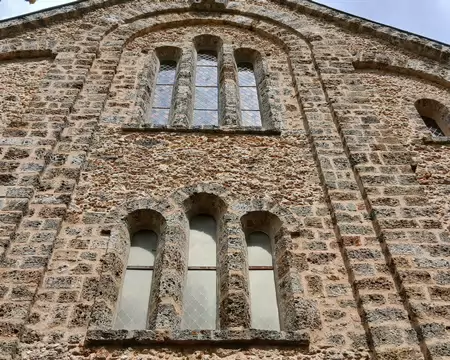 048 La façade en pierre meulière de l’église romane Saint-Germain d’Auxerre